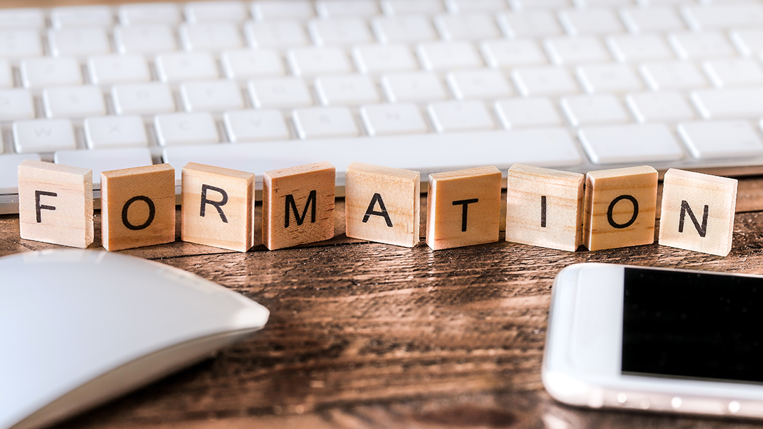 Cubes placés sur un bureau, sur lesquels est inscrit FORMATION