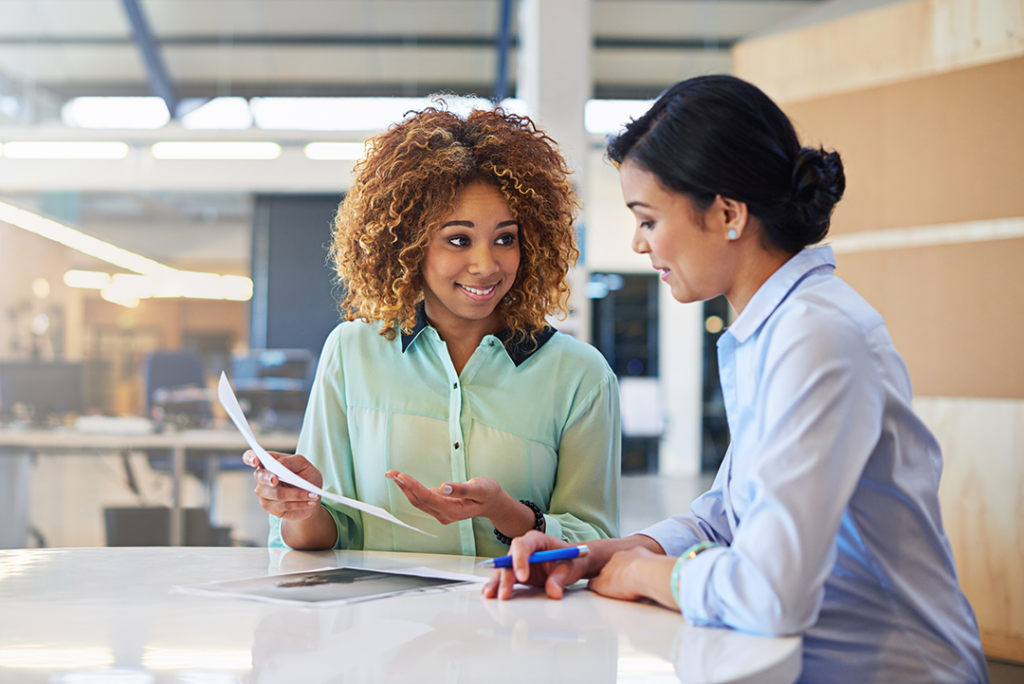 Deux femmes échangeant sur leur lieu de travail